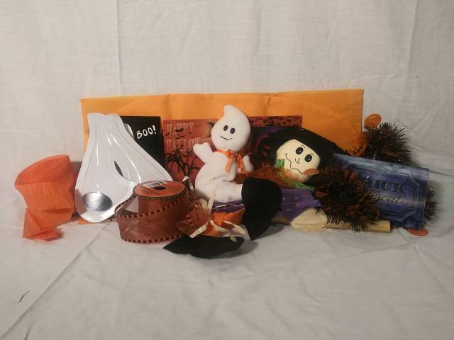 Assorted Halloween decor